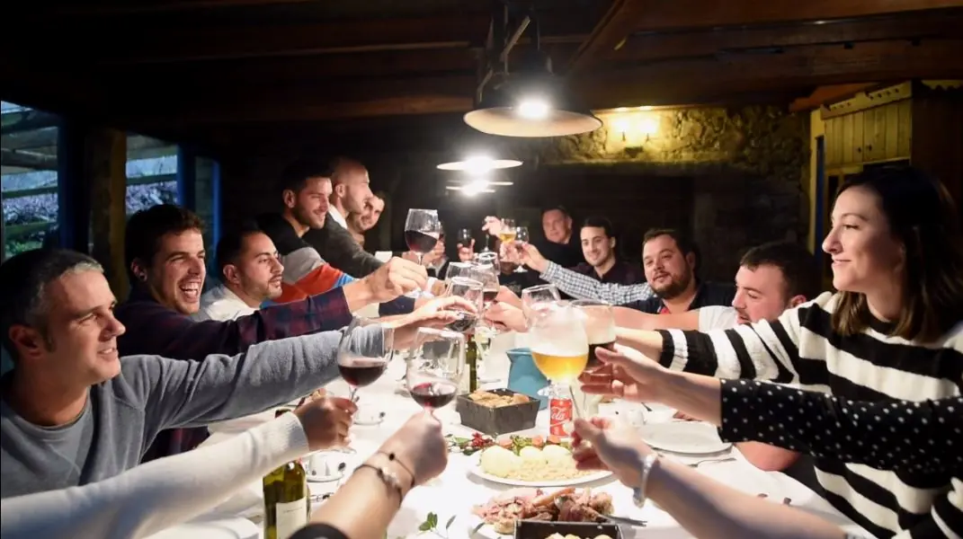 Grupo cenando en la casa
