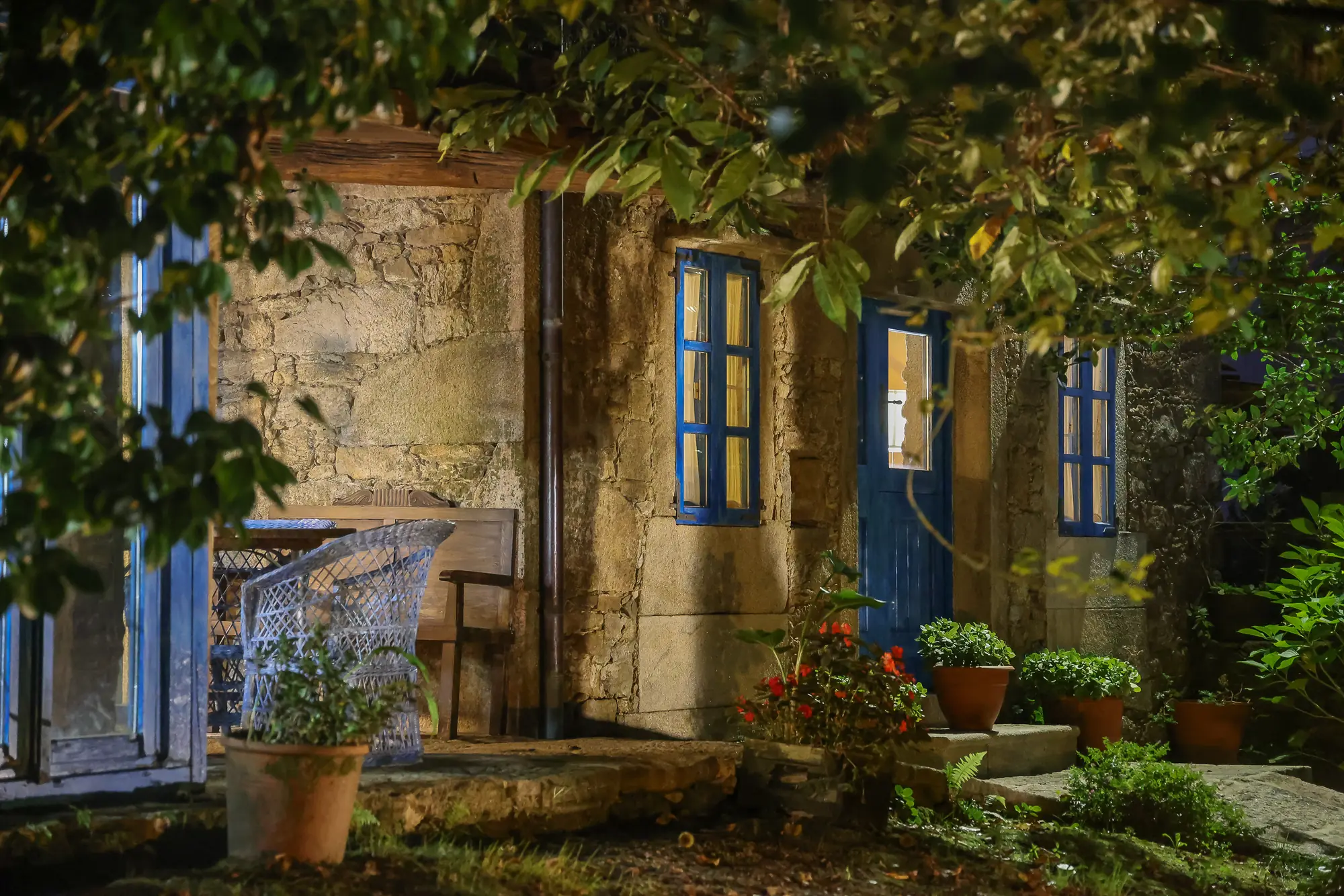 Casa Perfeuto María iluminada al anochecer