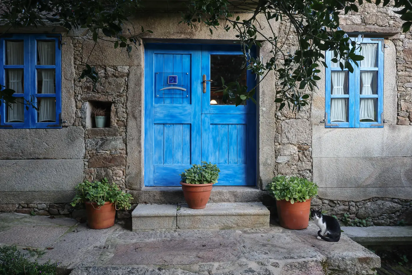 Puerta azul de piedra